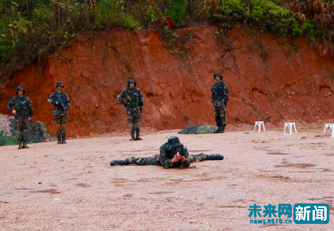 训练过程中,遇前方有突发情况,火箭军某旅战士进行快速卧倒射击训练