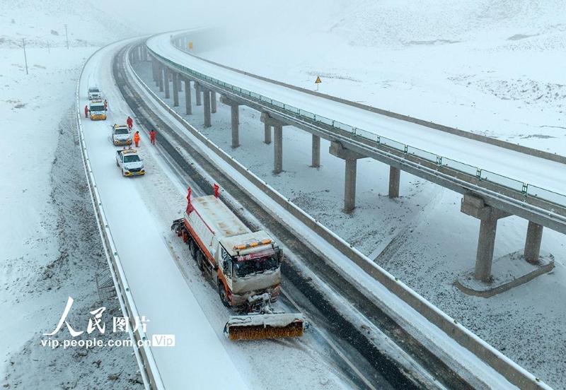 甘肃阿克塞：除雪保畅通