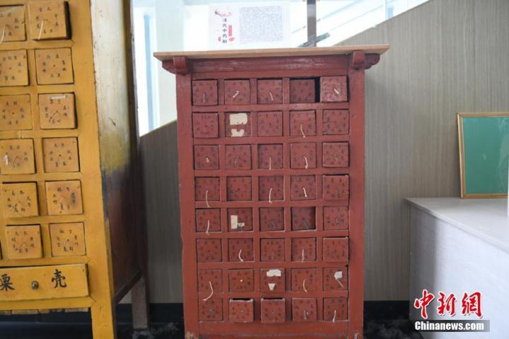 图为乡村农耕博物馆展厅里展示的清代中药厨。