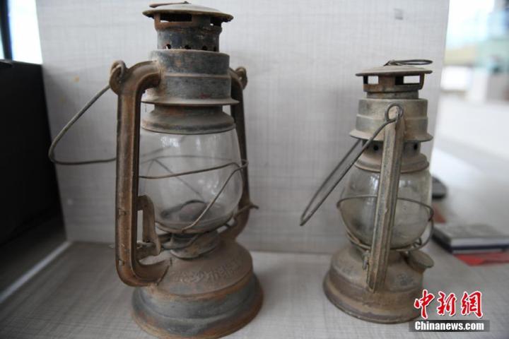 图为乡村农耕博物馆里展示的清油灯。