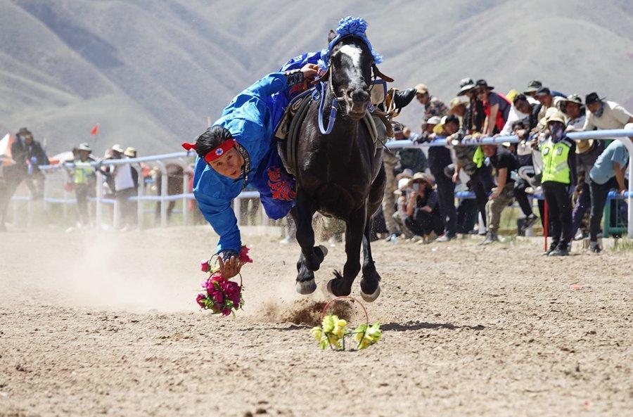 甘肃肃南：策马扬鞭迎佳节