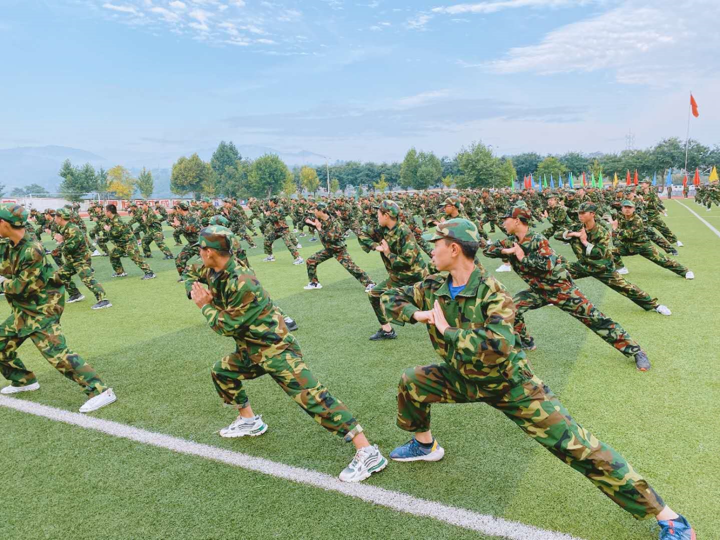 操场秋点兵豪情铸青春清水县一中举行2020级新生军训总结大会暨军训会