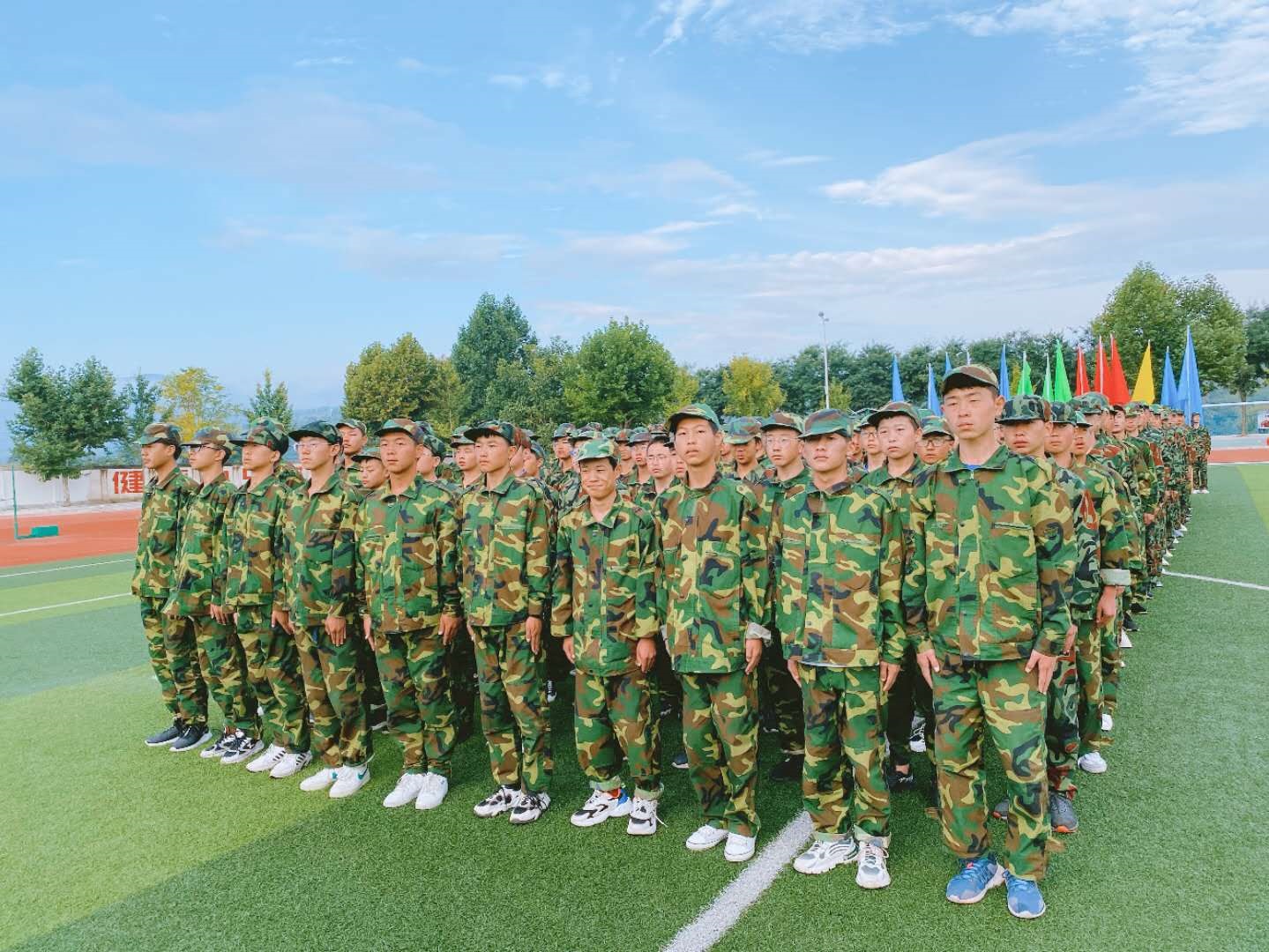 操场秋点兵豪情铸青春清水县一中举行2020级新生军训总结大会暨军训会