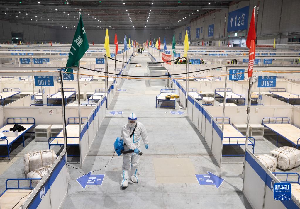 4月8日,工作人员在国家会展中心(上海)方舱医院进行消杀处理.