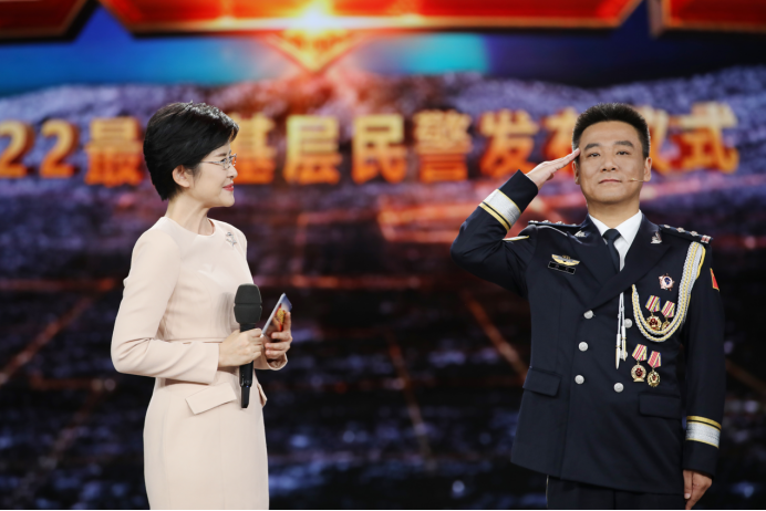 民警"朱明接受主持人王宁的采访发布仪式现场采用视频展示人物访谈,"