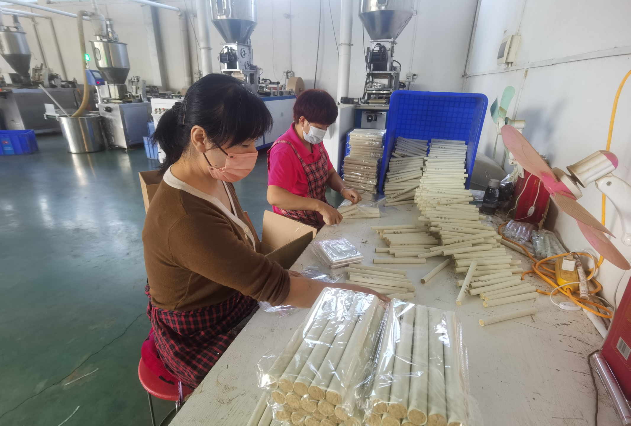 南阳艾草制品加工企业越来越多.图为员工在包装艾条