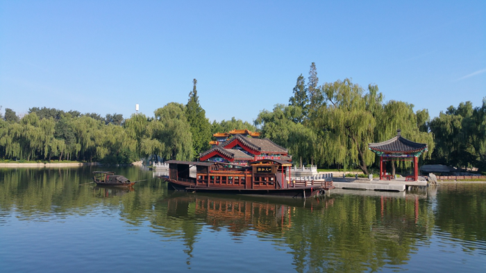 中央党校（国家行政学院）北校区掠燕湖上的“一大红船”（1:1复制品）