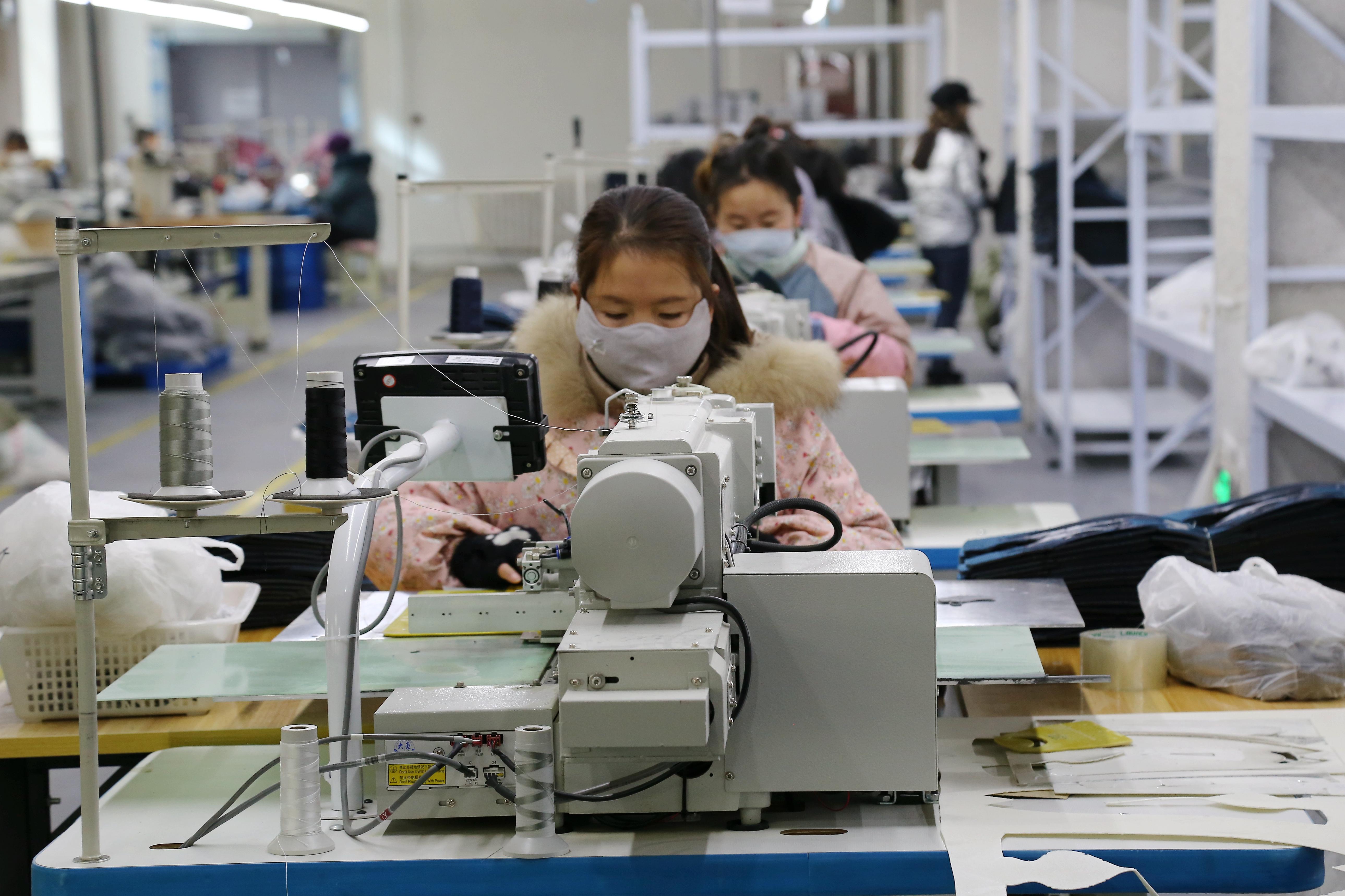 甘谷鞋企订单旺车间生产忙