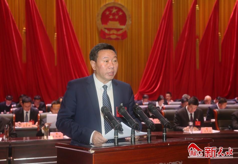 在热烈的掌声中,清水县县长马越垠代表县人民政府向大会作《政府工作