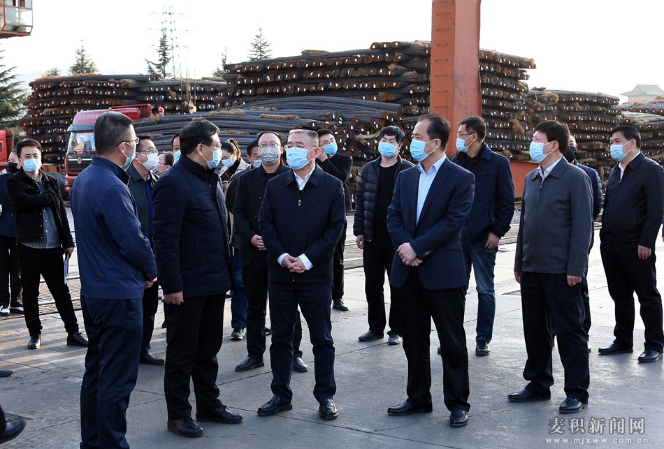 在桥南建材市场,甘肃万达实业总公司,王锐了解了企业复工经营情况及