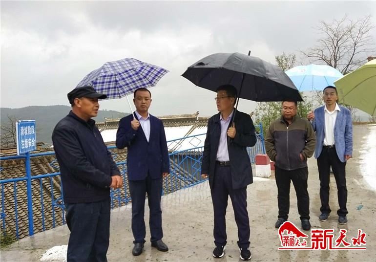 毛更生查看冰雹灾情 指导灾后生产自救工作