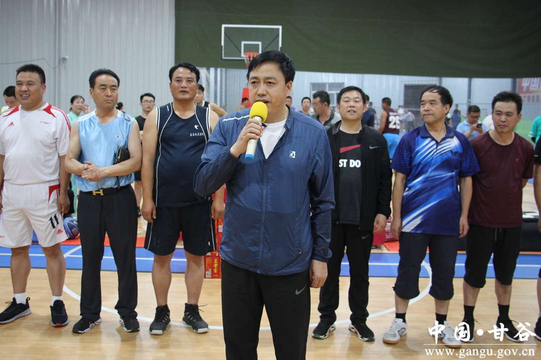 (县委常委,大像山镇党委书记张俊义出席开幕式并宣布比赛开始)