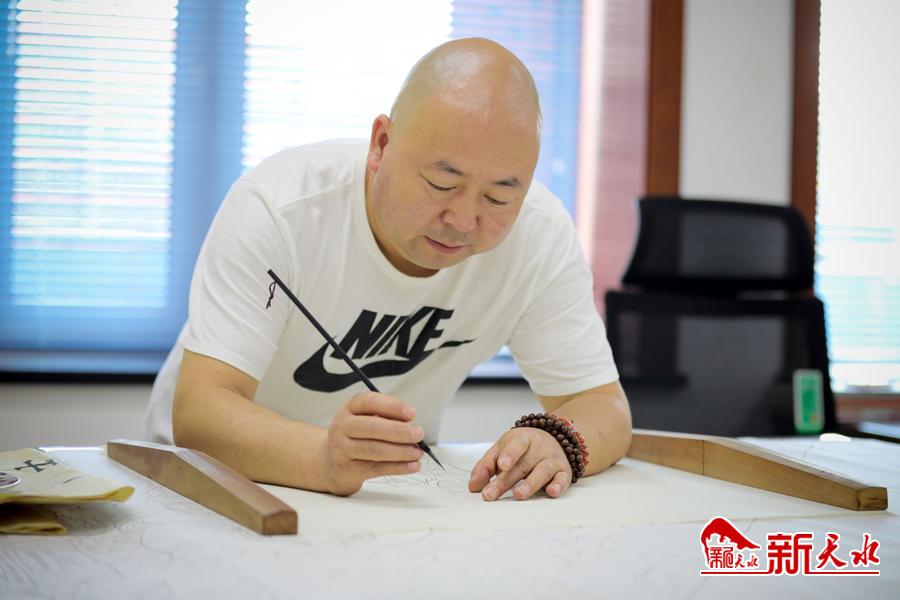 就连相貌上也会有佛相了,我当初听了并不以为然,但自从见到画家杨晓东