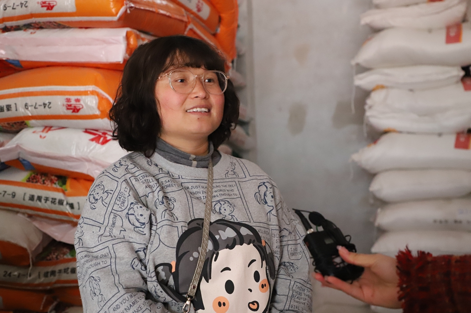 甘肃农资清水加盟店负责人吴东芳介绍说,眼下正是小麦接苗的时候,需用