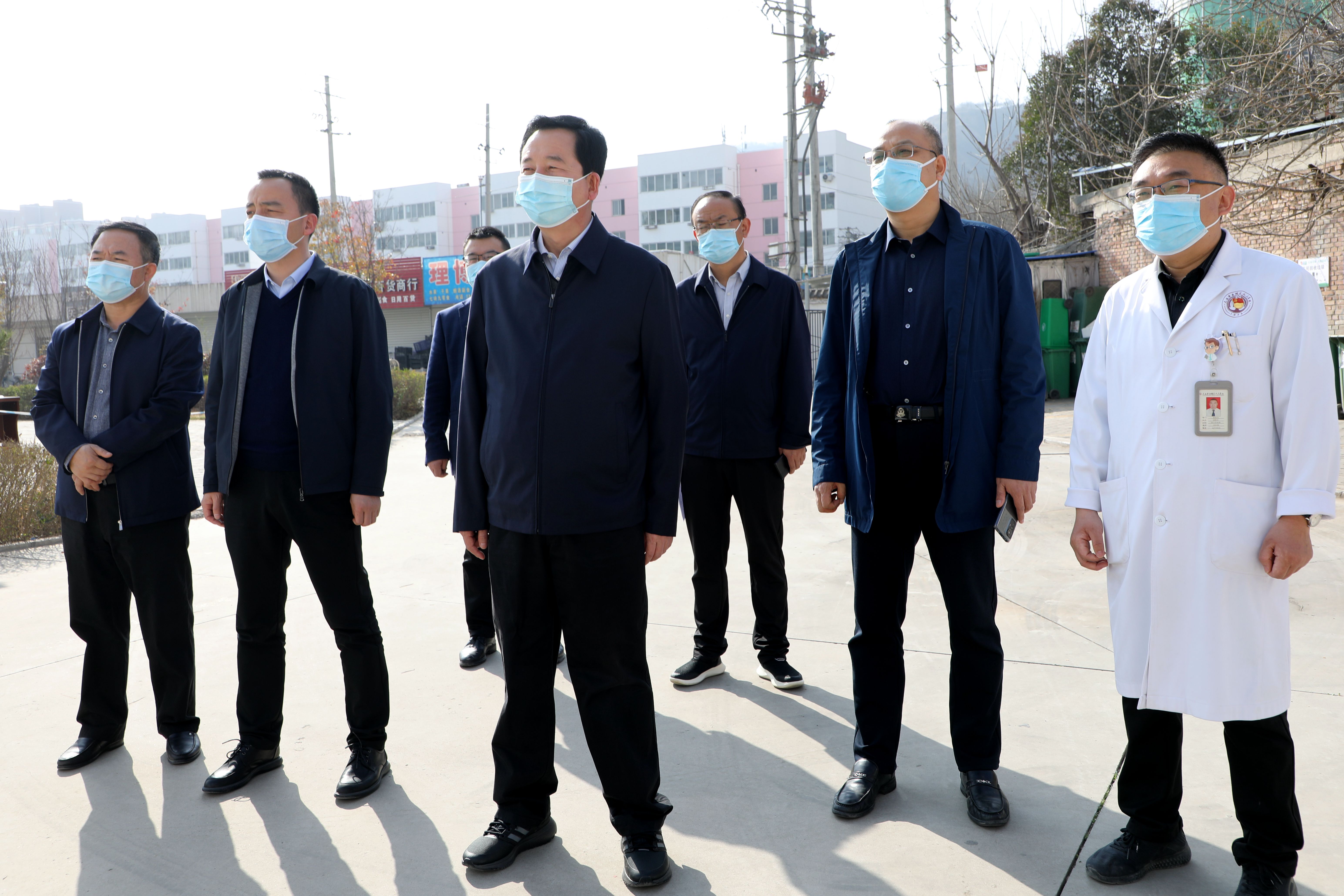 孟晓龙督导检查疫情防控工作及市场供应情况