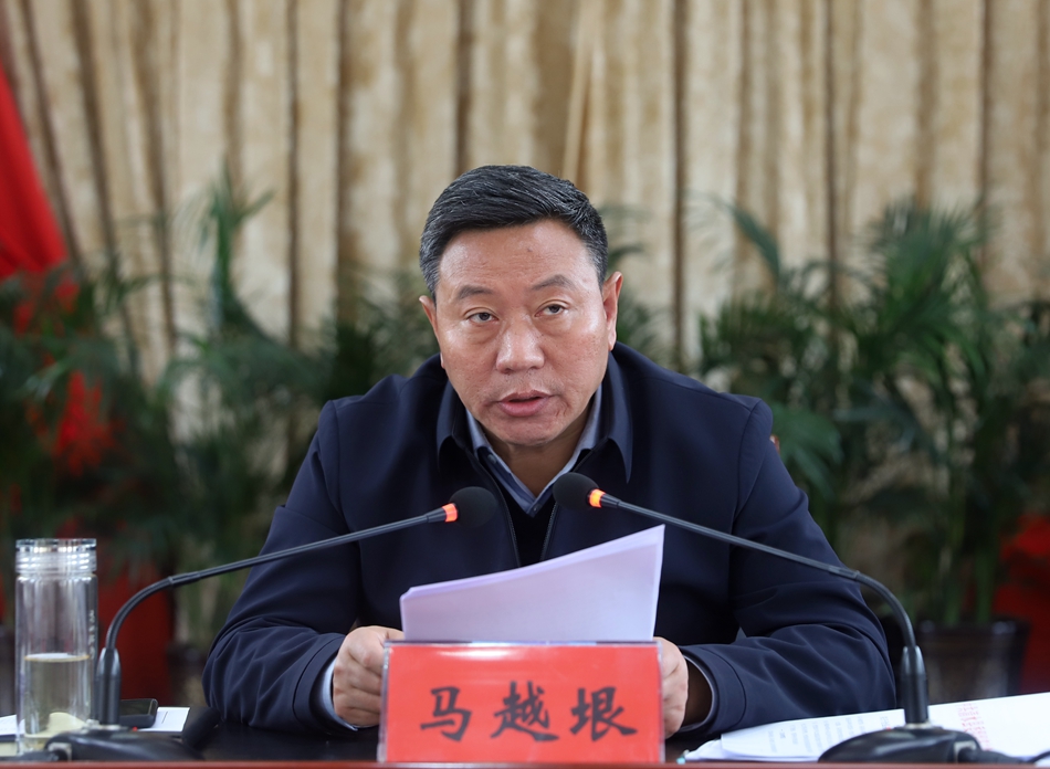 县委党的建设领导小组副组长聂卫东主持会议,县领导马滔,马小平,张强