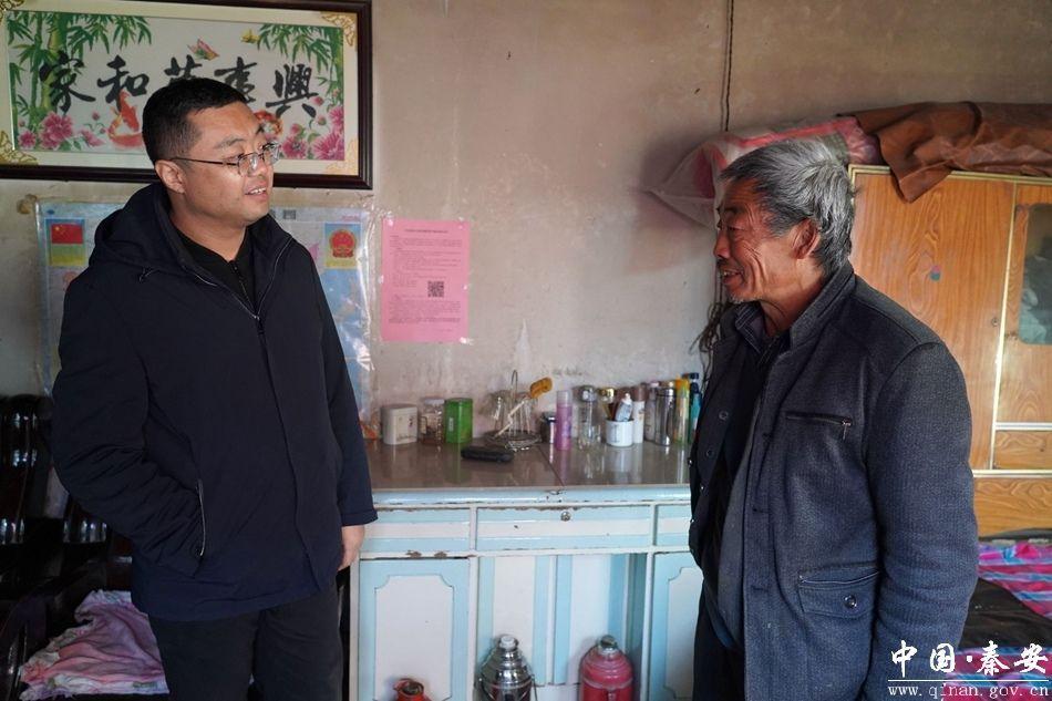 11月27日,秦安县委副书记,县长王龙强结合开展主题教育,落实"四下基层