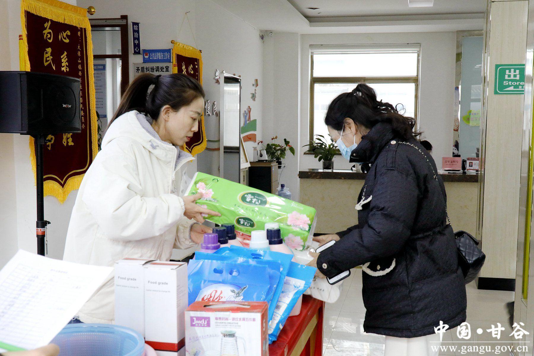 兑换活动中,西关社区党委书记王娟娟宣读了新甘谷app积分管理办法