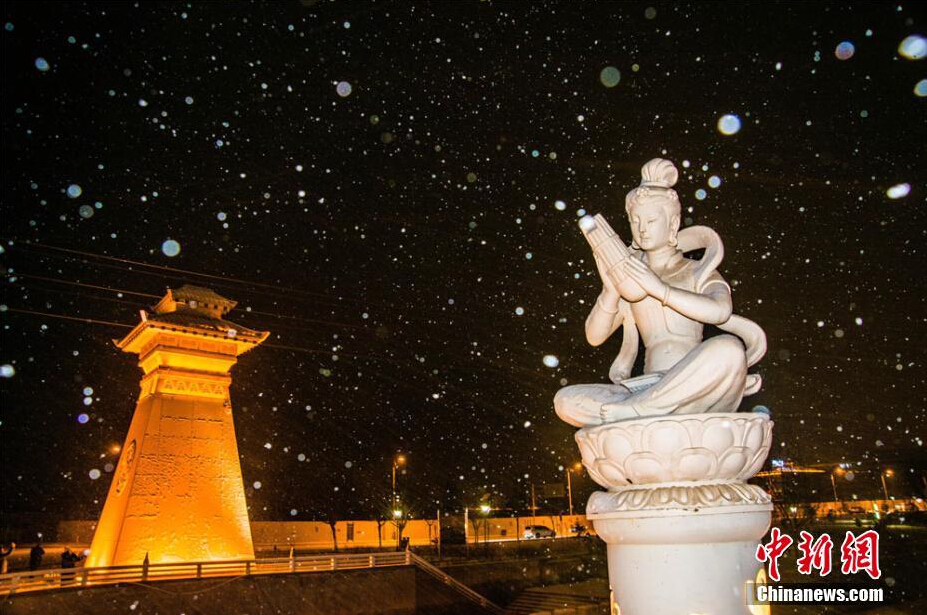 甘肃敦煌迎新年首雪 月牙泉"沙雪交融"